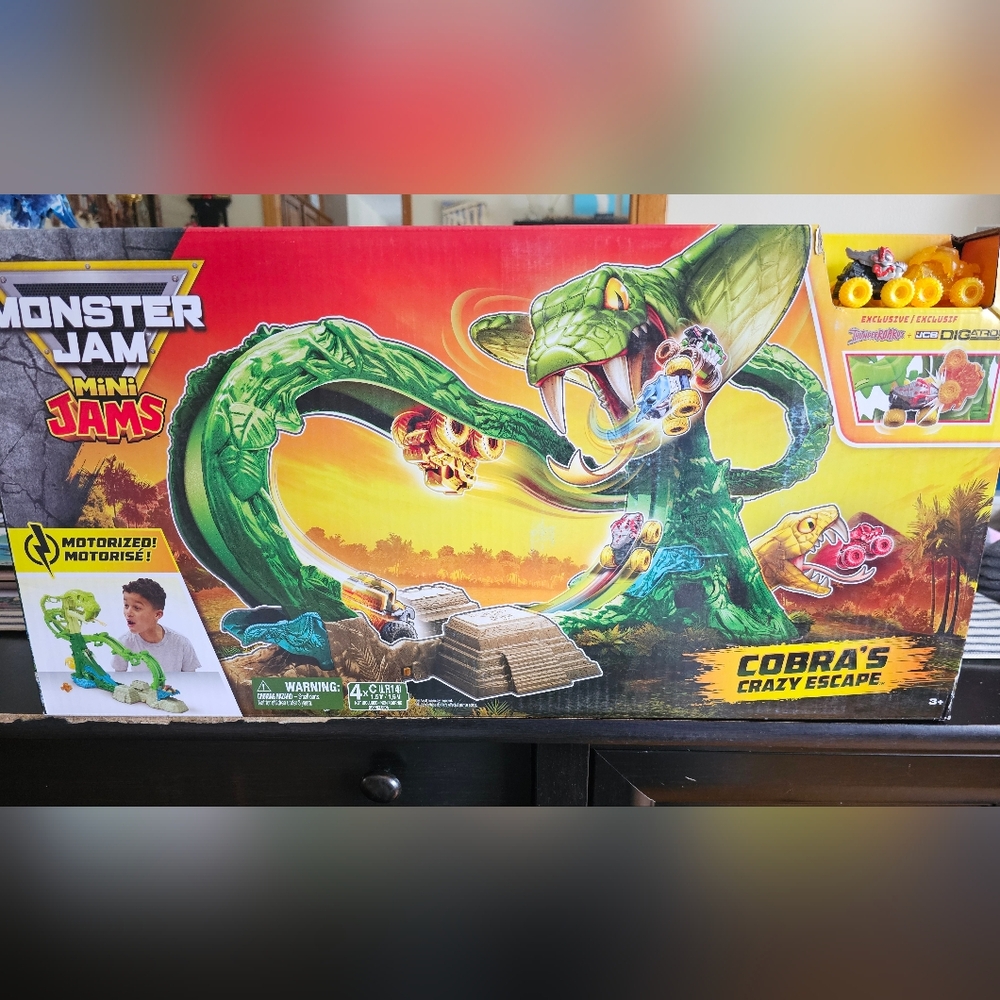 Monster Jam Cobra Escape Playset with Green Cobra